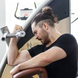 larry scott machine curl biceps